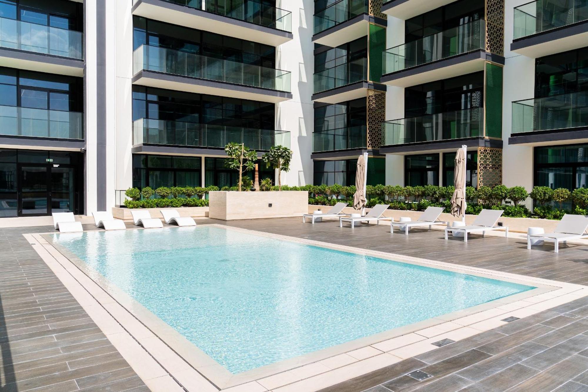 Spacious Jvc 1br With Crib - Balcony&park Walks Apartment *