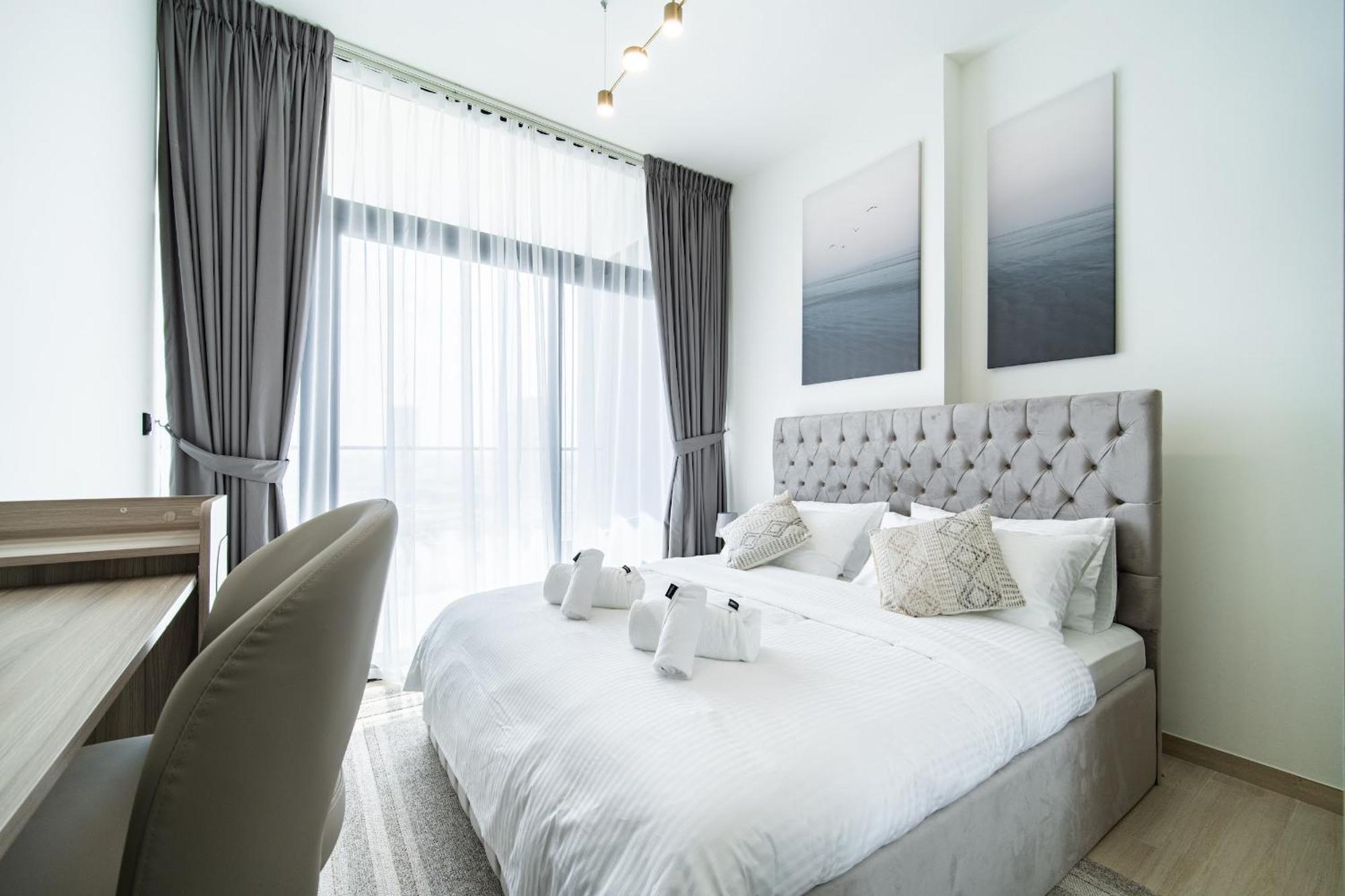Spacious Jvc 1br With Crib - Balcony&park Walks Apartment