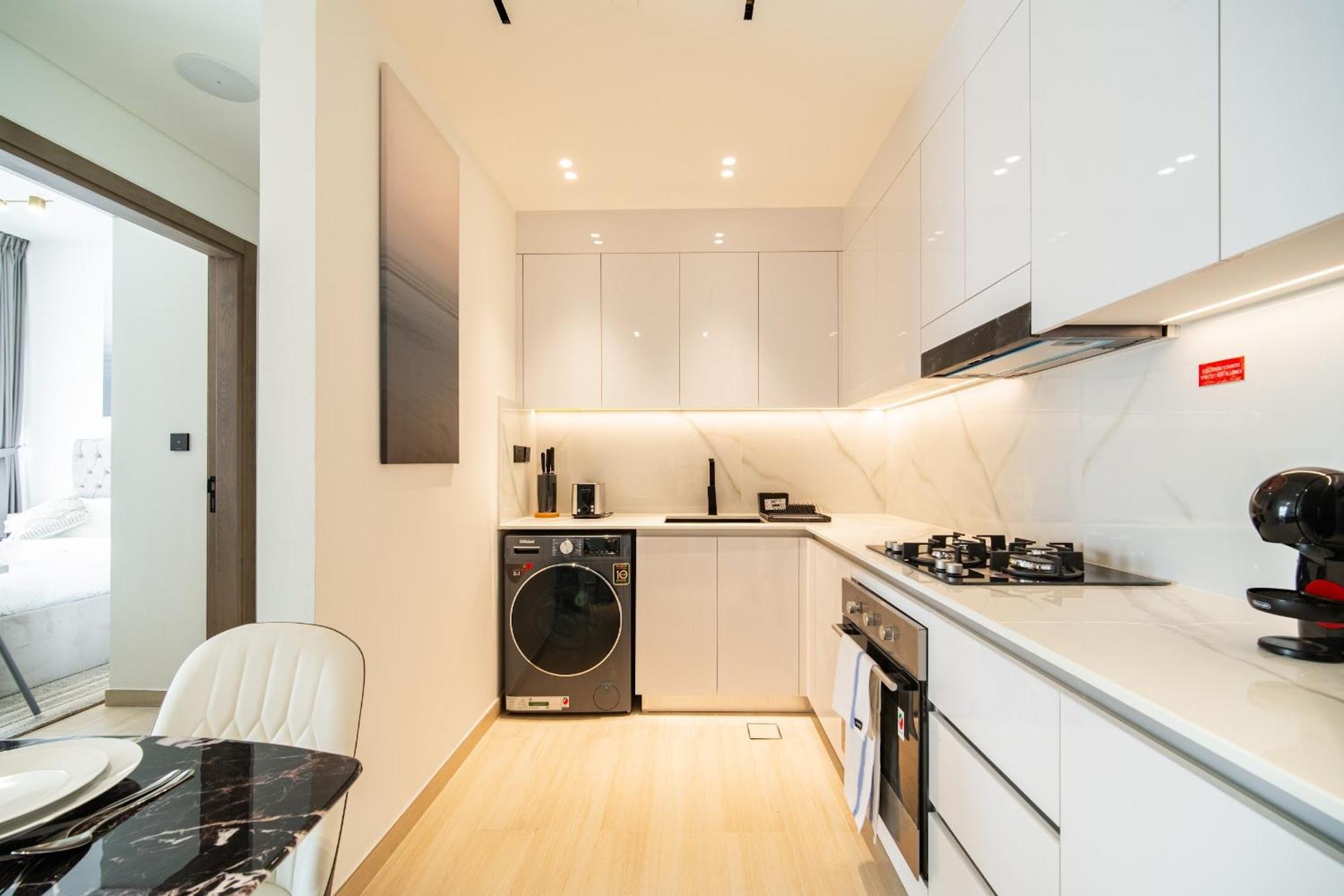 Spacious Jvc 1br With Crib - Balcony&park Walks Apartment