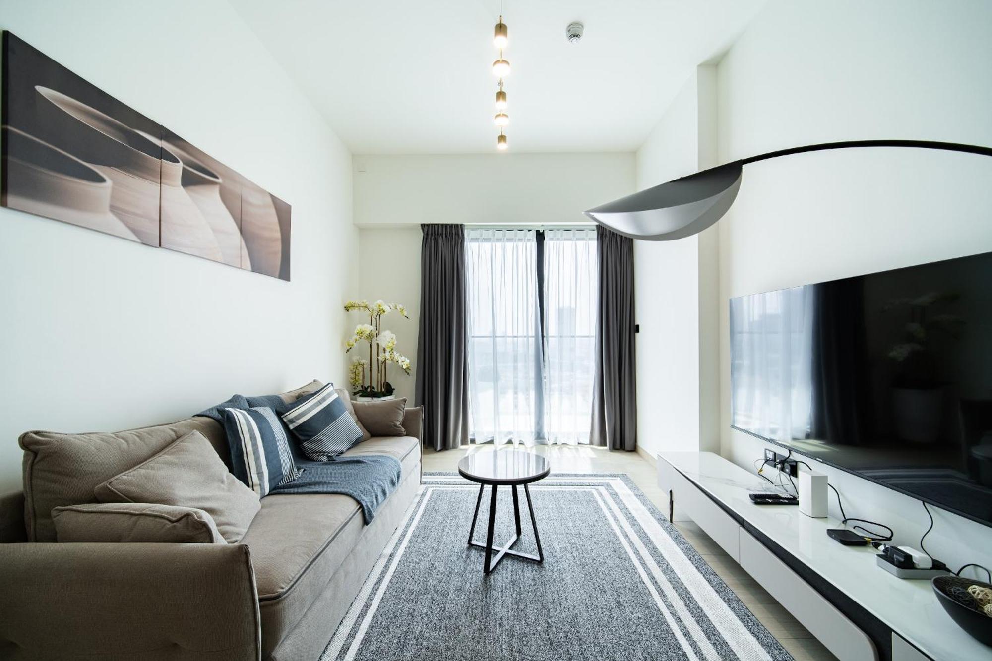 Spacious Jvc 1br With Crib - Balcony&park Walks Apartment Dubai